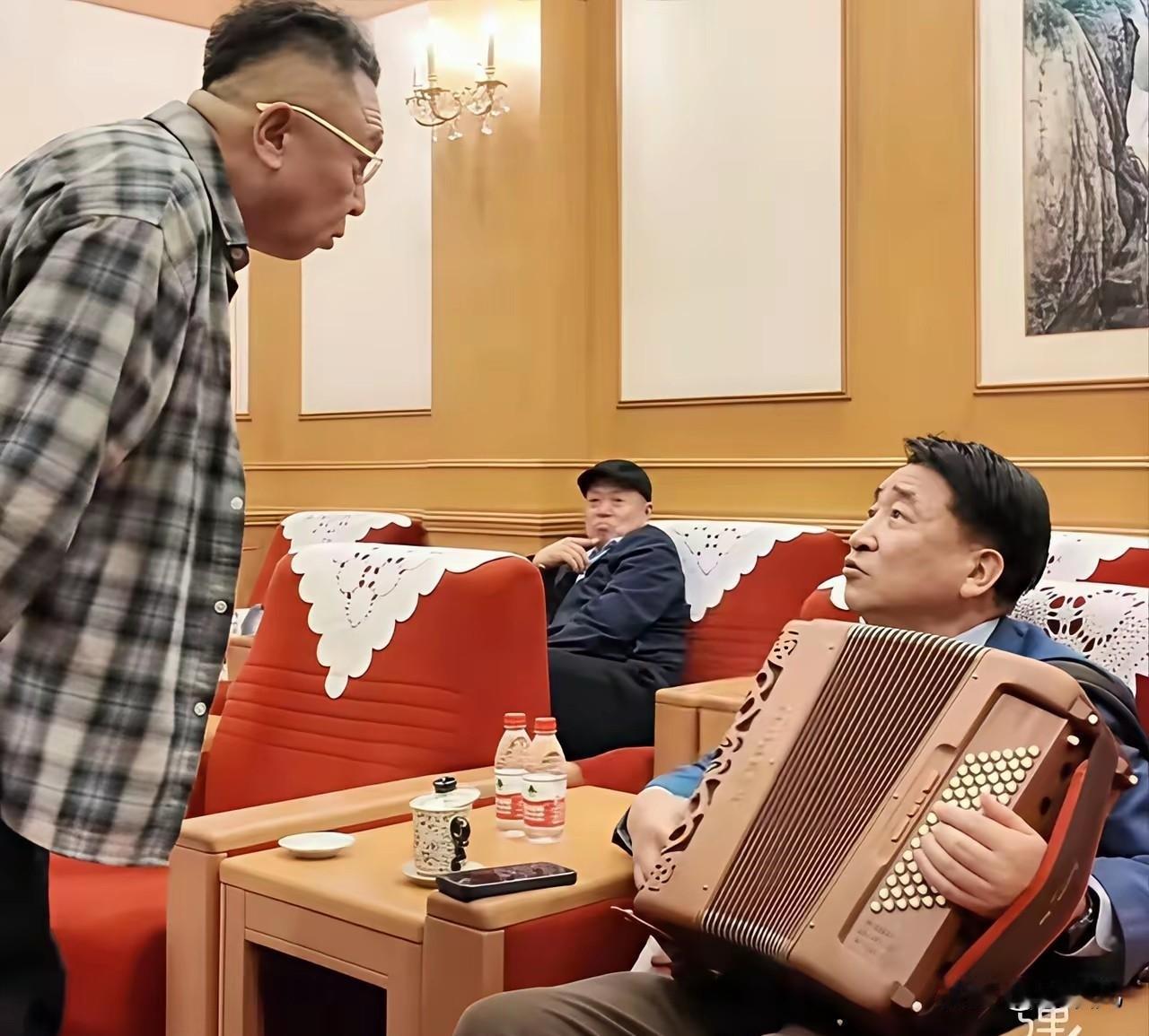 于谦和姜昆的对视，发生在2026年10月9号的乐龄重阳晚会上，要抱着手风琴坐着仰