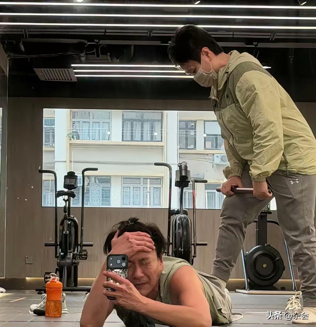 当你想放弃的时候，看看46岁的黄宗泽。
举杠铃、仰卧起坐样样精通，这肌肉线条和下