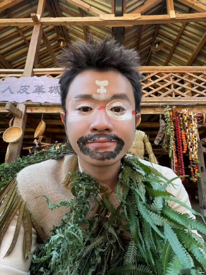 王勉撞脸宋木子 两个人站在一起确实像失散多年的兄弟。王勉被说像宋木子也不反驳，这