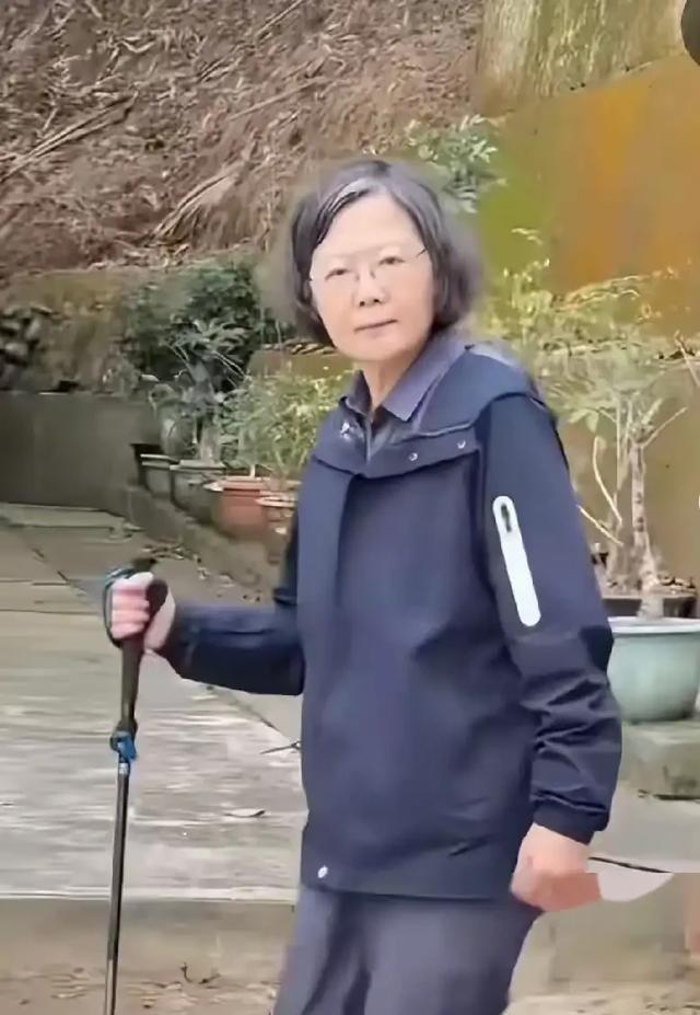 看着如今70岁的蔡英文，有人感叹岁月已在脸上留下痕迹：这一辈子走到今天，未婚无子