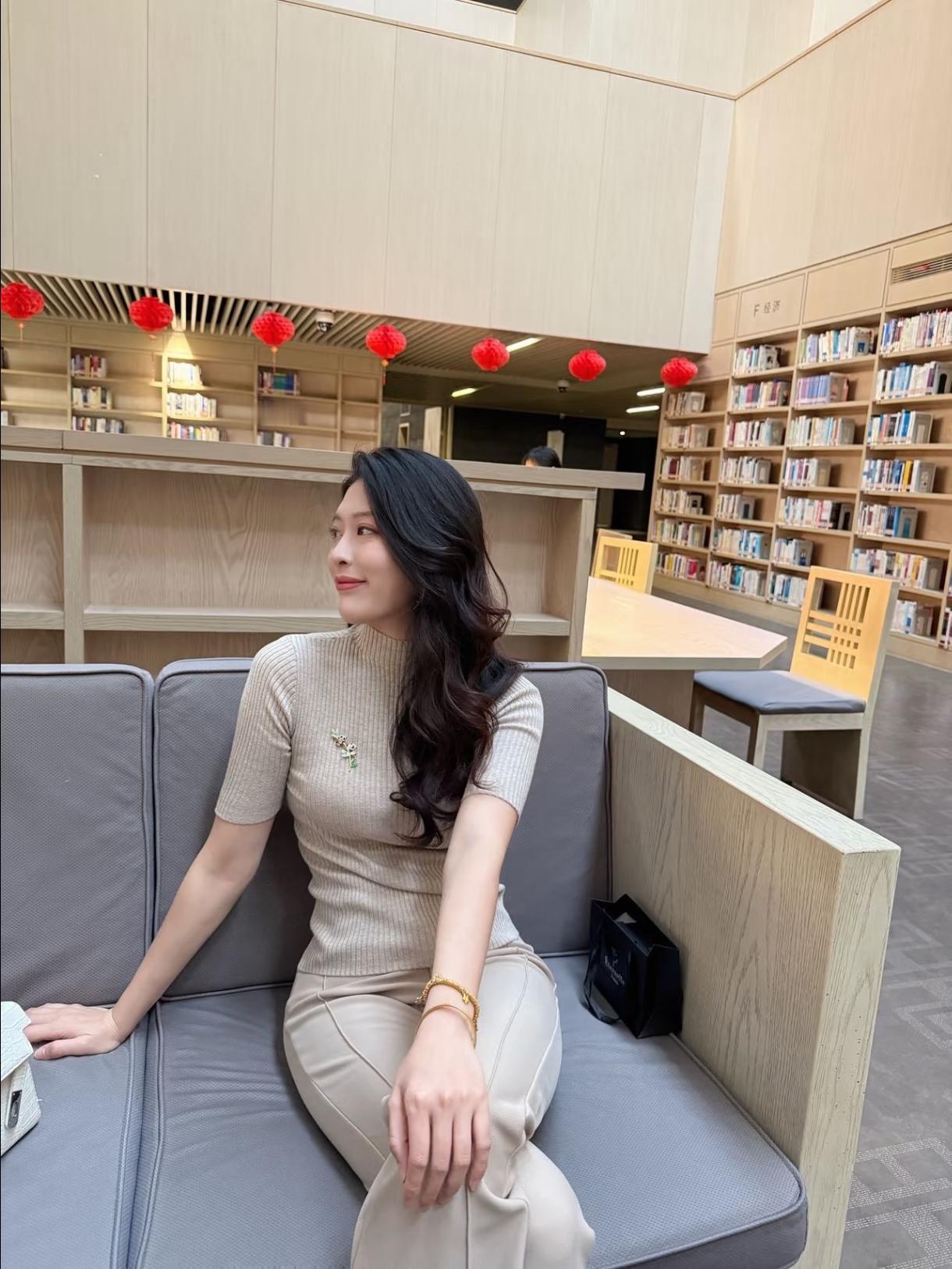 这个装扮是不是很好看？米卡奇颜色这样子搭配原来这么好看的，确实可以啊！

这种中