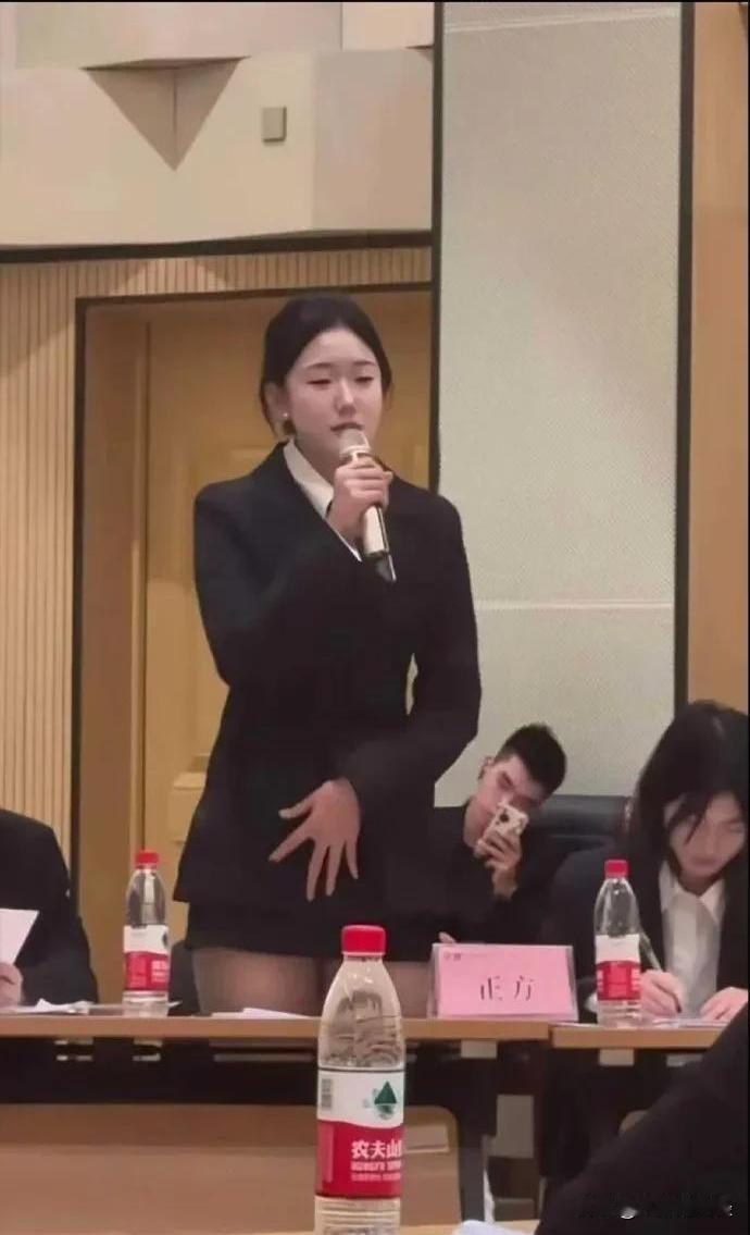 大学生辩论赛，我觉得她一站起来，对方注意力就转移了，就输了，心理战也。大家说对不