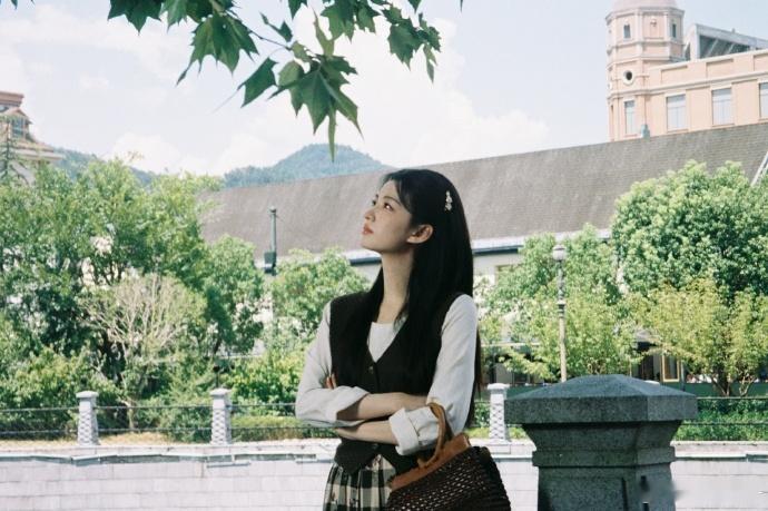 王楚然演民国剧的含金量 说实话现在能撑得起民国戏的女演员真不多，要么太硬要么太飘