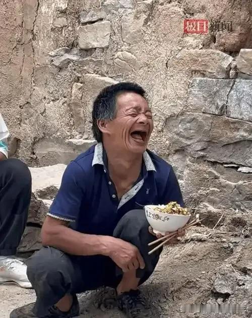 山西长治，残障男子失去双亲成为孤儿无法独自生活，为了让男子活下去，村书记找到全村