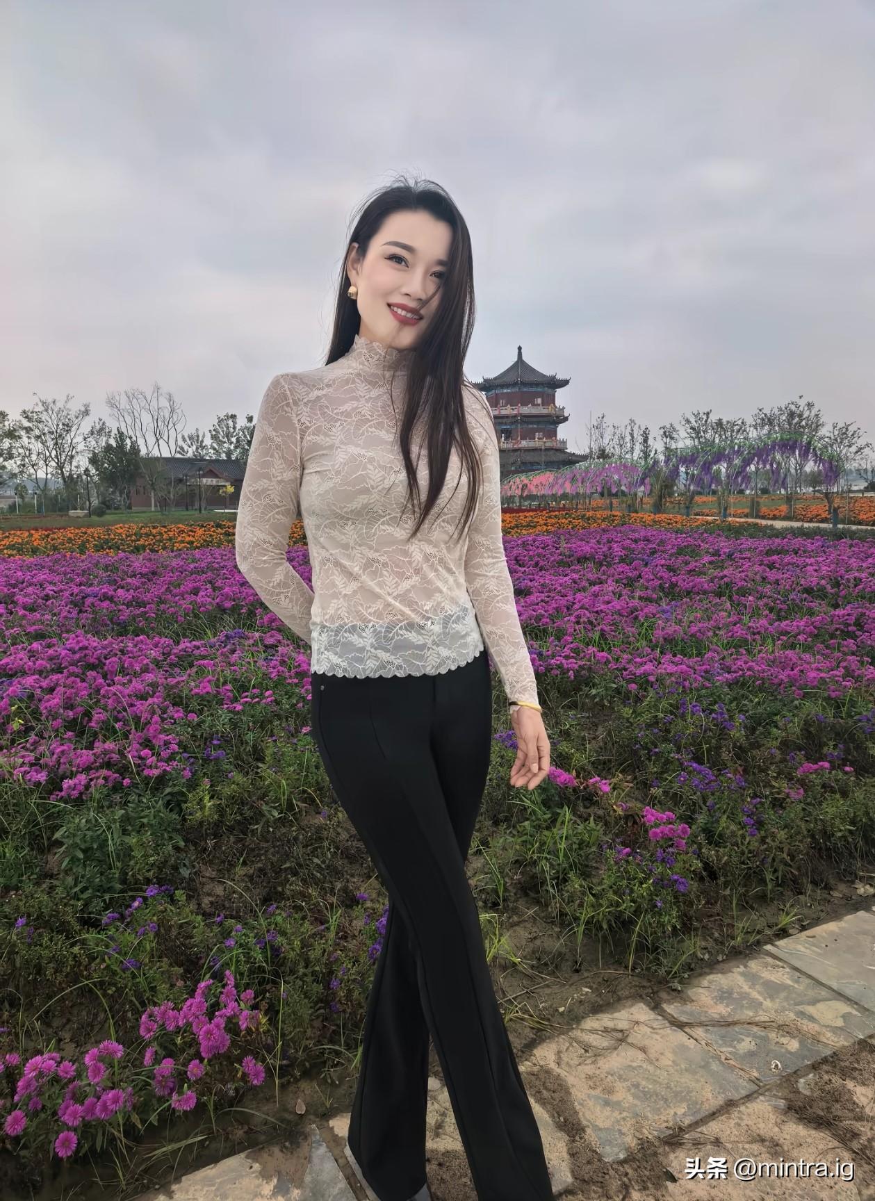 在花海与水畔间，邂逅每一处浪漫景致。蕾丝的精致与繁花的绚烂交织，亭台楼阁添了古韵