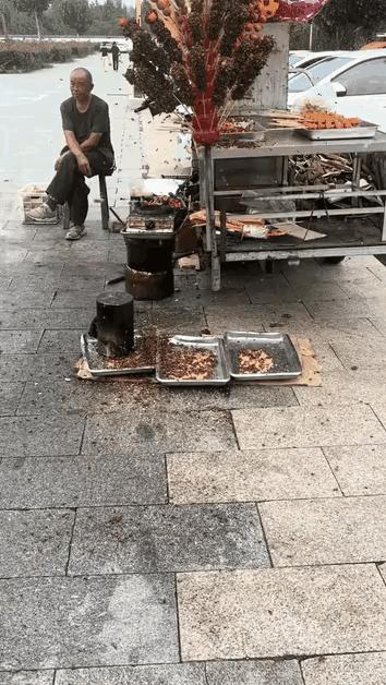 大爷回家吧，坐到天黑也不会有人来买的！😁