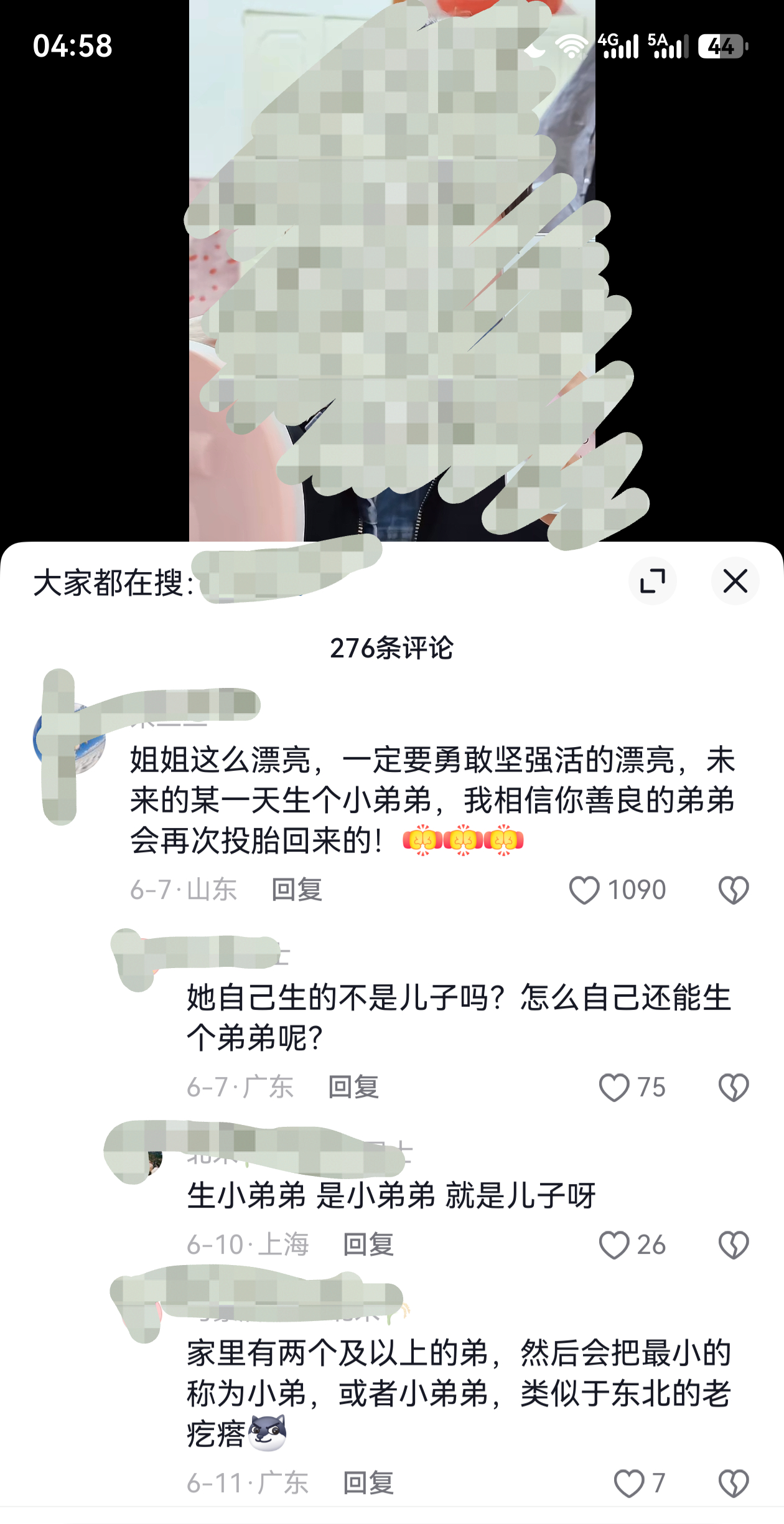 视频里的这个女生的弟弟为了救人溺水身亡了，结果在她以前发过的自拍视频下面的热评第