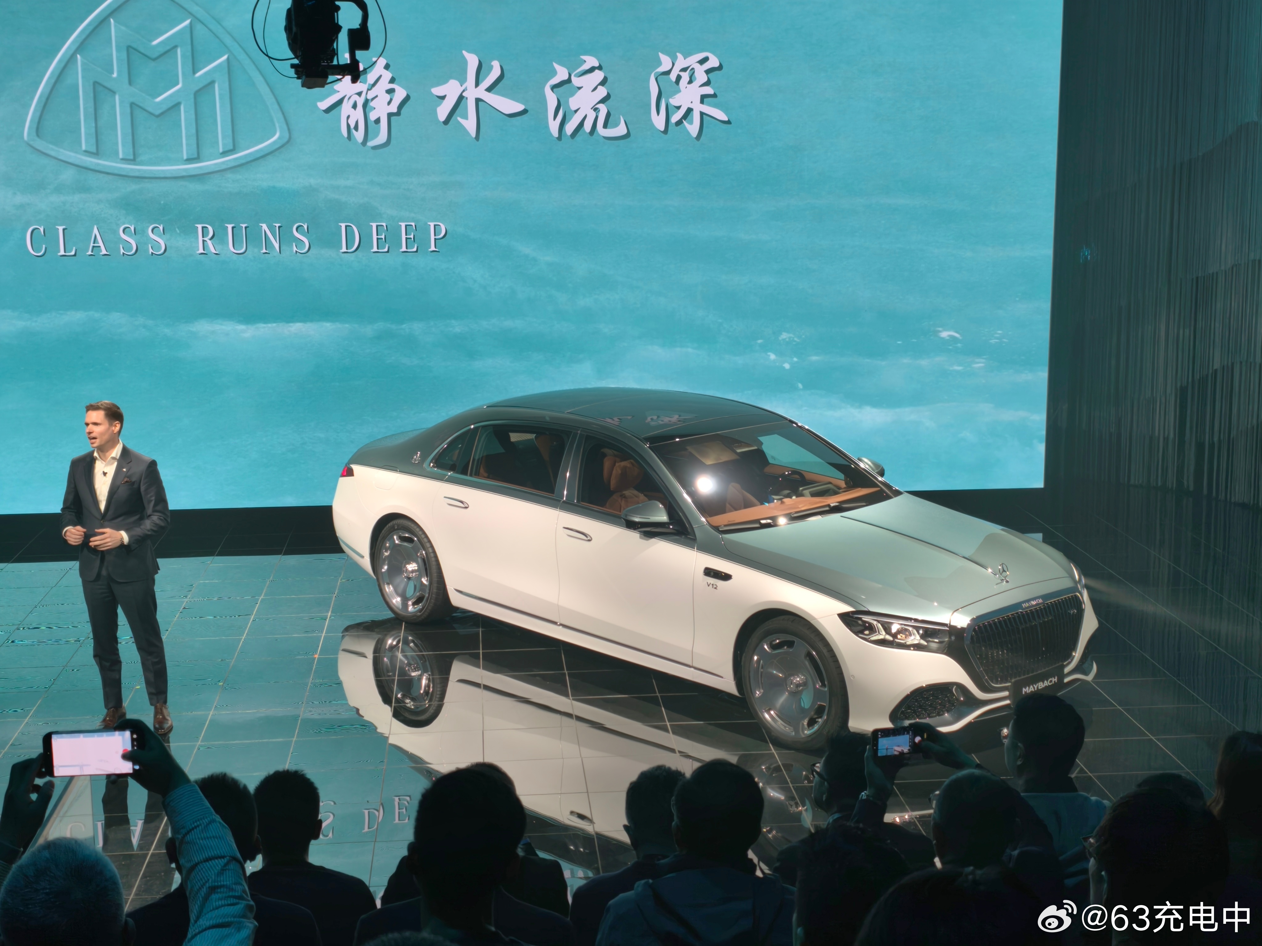 新款迈巴赫 S 来了，注意看车侧的感知摄像头，不出意外，新迈巴赫 S 在中国市场