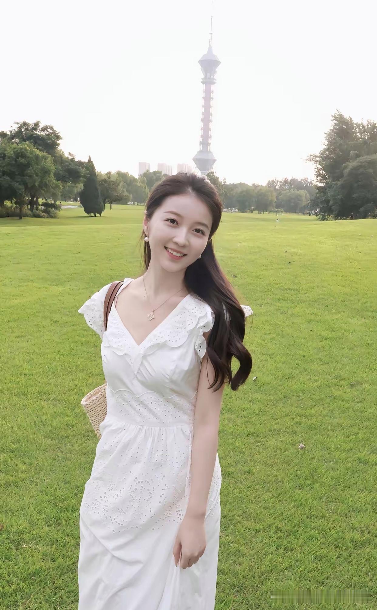 夏日清新穿搭，白色连衣裙在绿意盎然的公园里，绽放自然之美。🌿💃🌸
