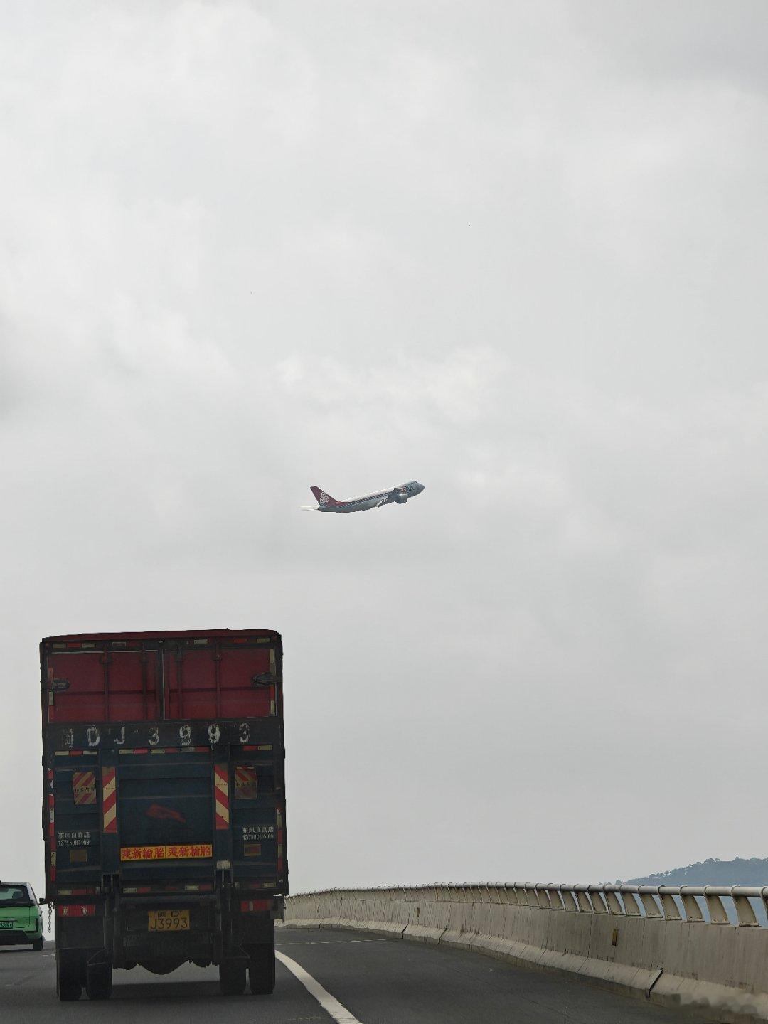 泰裤辣，飞机从我面前飞过！可惜这是高崎机场最后一个夏天了，求求大家快来厦门看飞机