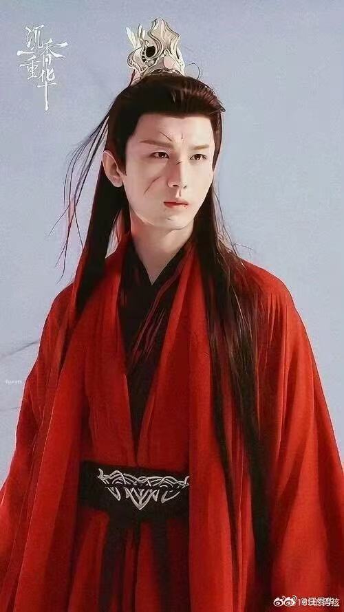 成毅出道14周年红衣少年神图 他用十四年证明，热爱与坚持可以让人走得更远。每一次