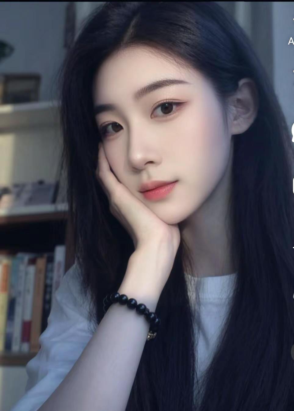 三观超正的爱情观: 其实两个人在一起 别老说配不配 合适就好 一块钱的打火机 也