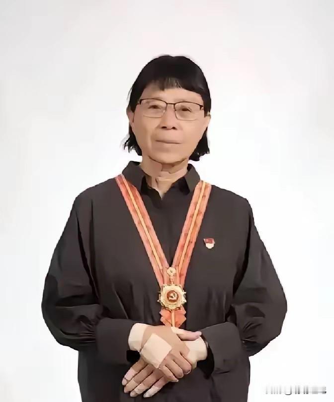 张桂梅交权了，华坪女高新教学楼明年3月投用。这位黑龙江来的犟脾气老太太，2008
