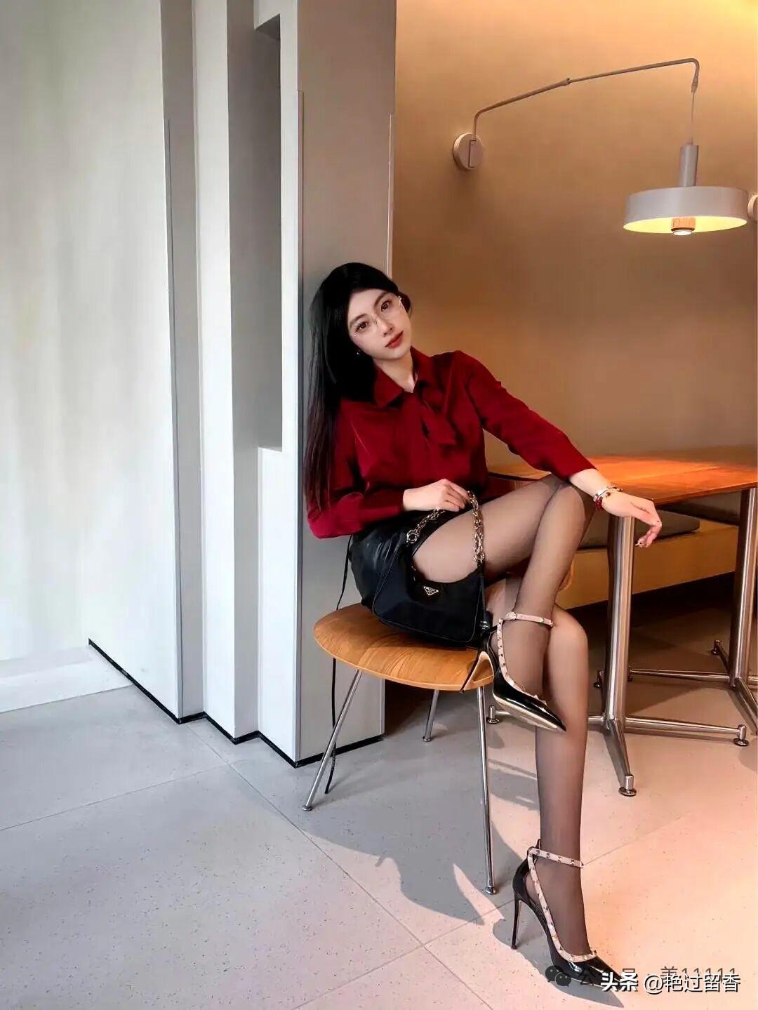 优雅红衣搭配，时尚高跟鞋，都市女性魅力！