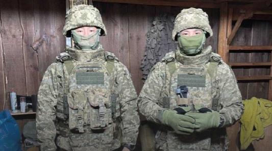 两名香港男子，23岁的攀岩教练和30岁的保镖，瞒着家人到乌克兰参战，结果12月2