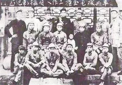 1936年1月下旬，曹丹辉奉命率电台赶赴陕北延长。抵达后，他意外见到毛泽东，奉命
