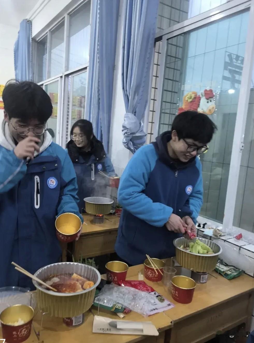 晚自习的教室里，别的班在看书做题，这个班的灯下，却蒸腾起一片火锅的热气。52个学