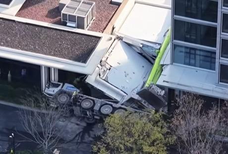 台州绿城凤起潮鸣在进行吊车作业过程中发生意外，造成已完成楼体及出入口结构受损，引