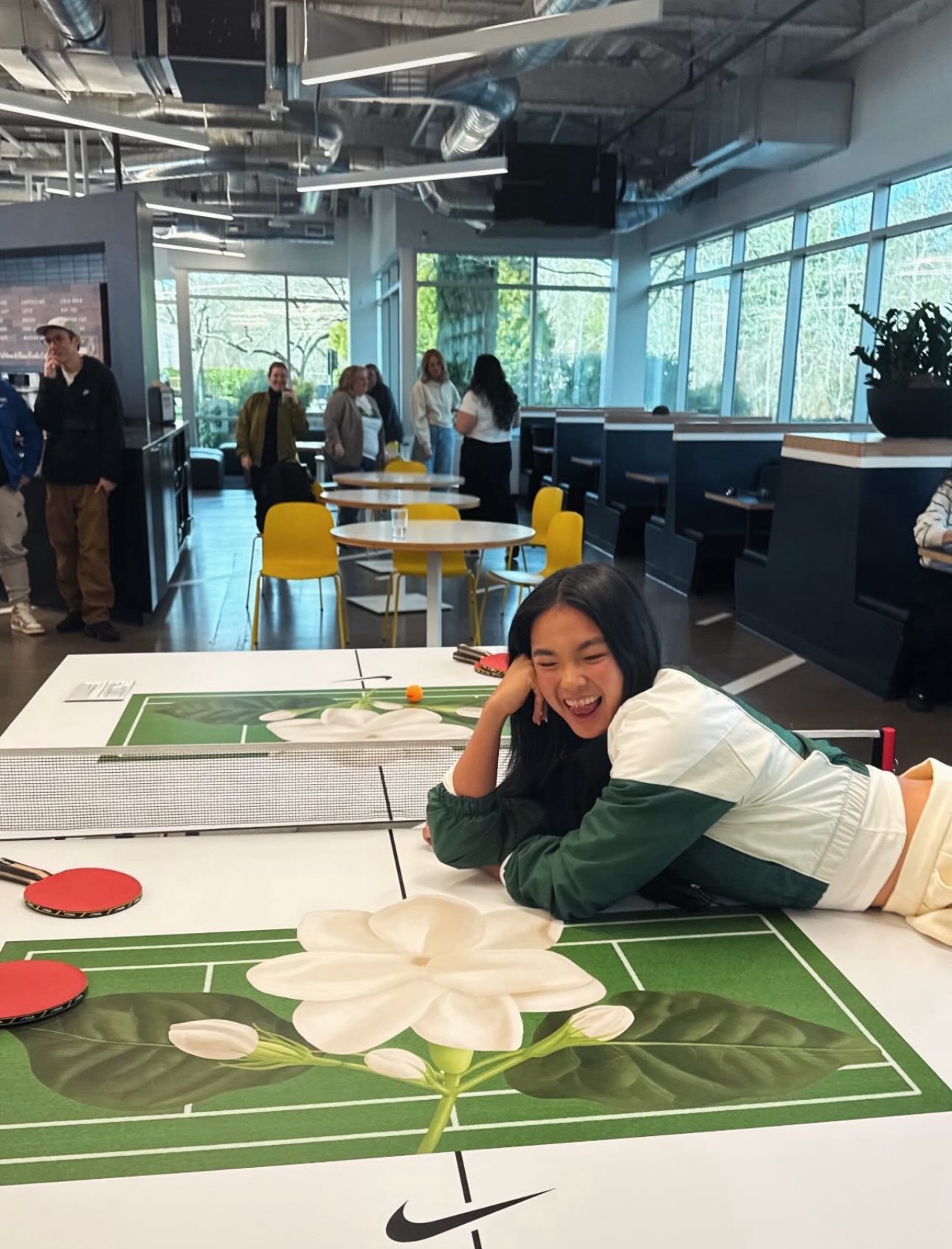 网坛风云 埃拉在IG上更新了自己参观耐克总部的照片，能看出来小姑娘很兴奋，图三惊