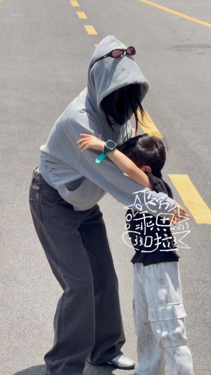 虞书欣虞书欣上班路抱了云初令里的小演员虞书欣招手抱了云初令里的小演员 虞书欣上班