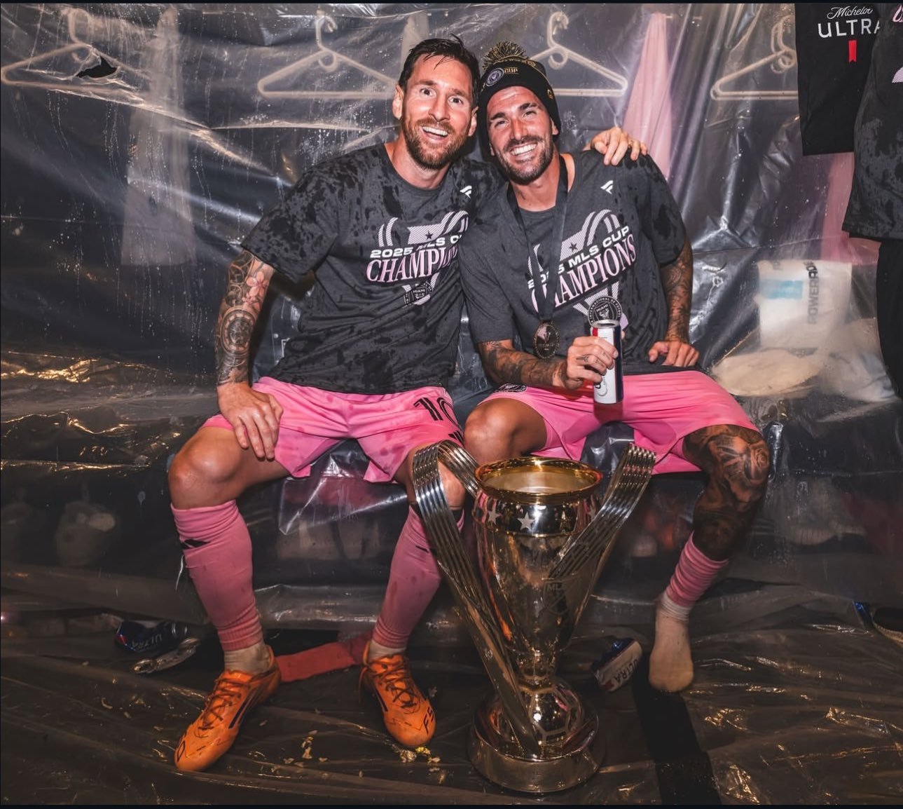 恭喜德保罗，这是德保罗第一个俱乐部联赛冠军，谁能不说他才是在大气层的那个人呢，跟