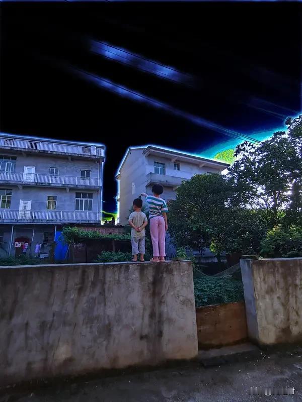 爸妈吵架都走了 男孩抱妹妹找奶奶 广东江门的国道旁，有这么个事儿。爸妈吵架，一气