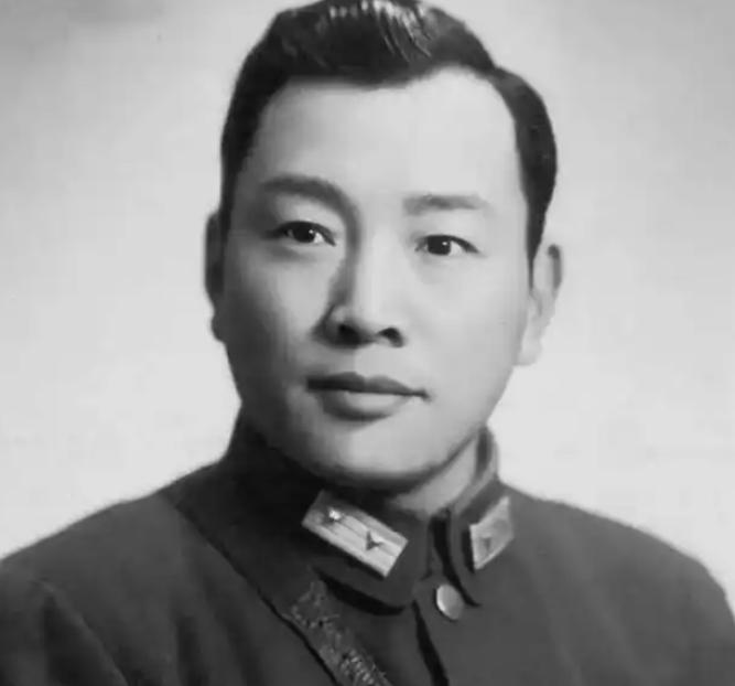 1985年的纽约机场，一位78岁的老人突然紧紧握住一位女士的手，将一沓美元郑重地