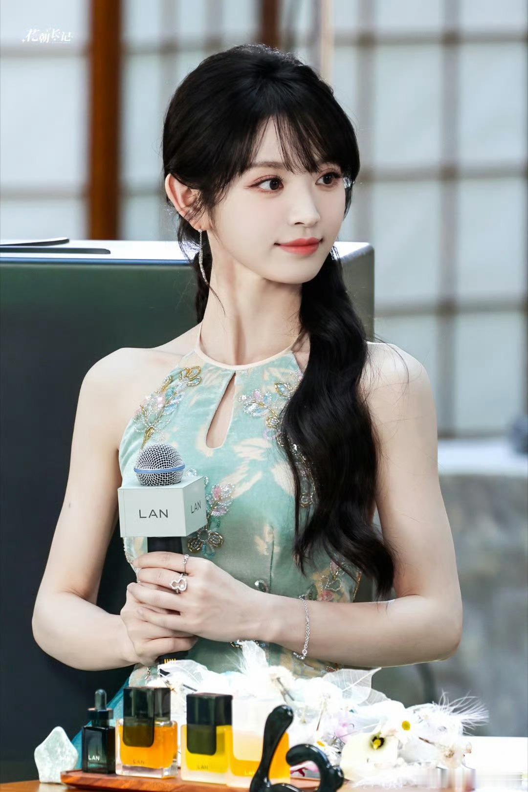 田曦薇活动发言 田曦薇最近在杭州一个品牌活动上发言又圈粉了！4月8号，她穿着新中