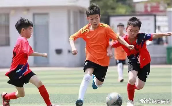 世界杯氛围感如约而至6岁足球小将立志夺冠世界杯 奔跑在阳光之下，怀揣冠军之志，童
