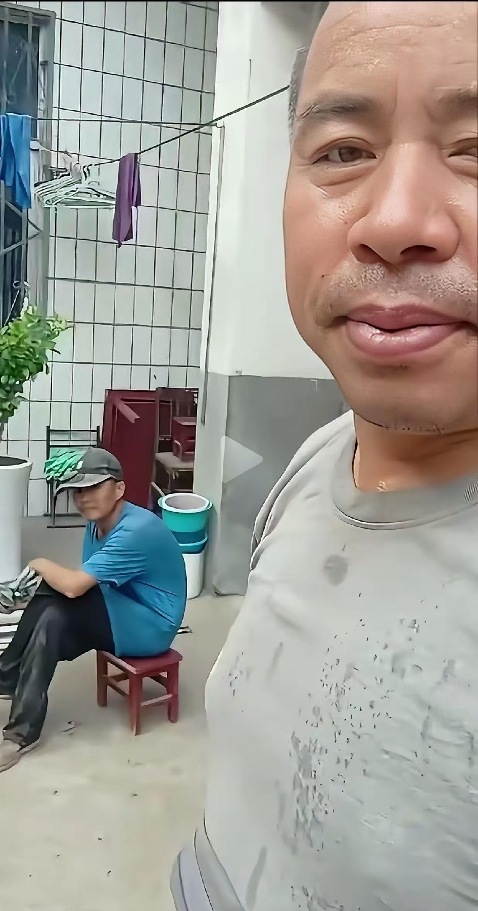 坐小板凳上的老人，可能就是他的父亲。如果是，这可能也是他唯一的牵挂了！

现在看