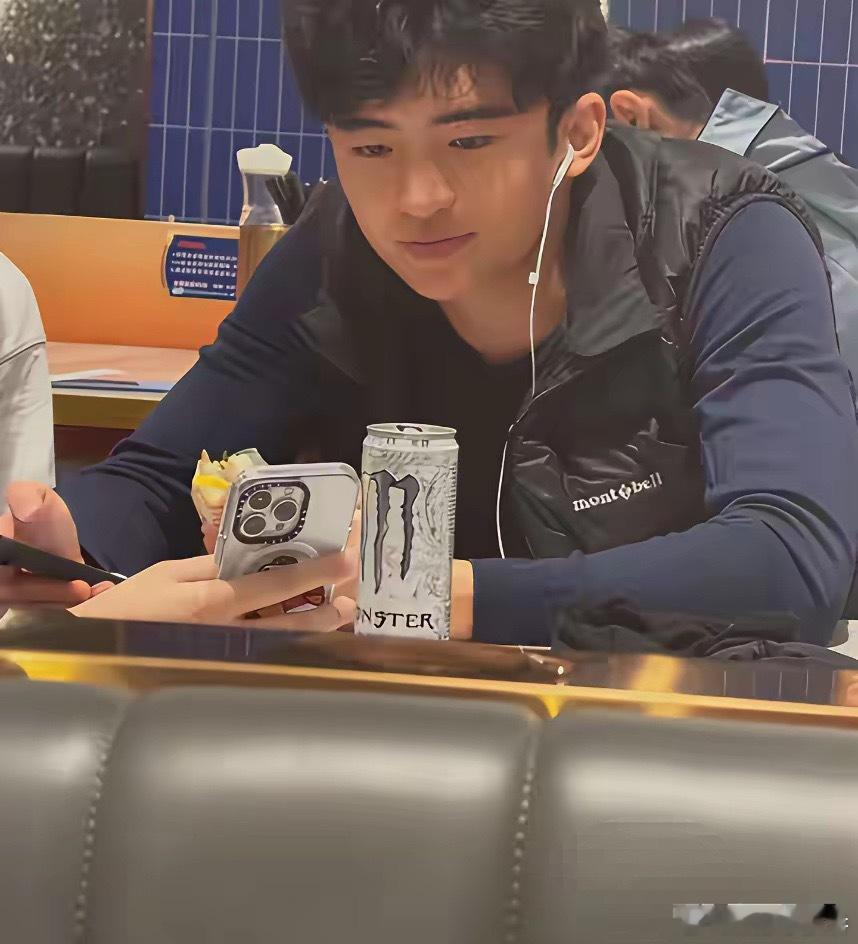 谢霆锋18岁的儿子现身深圳有人说他真的很帅，这点确实没有疑问，但是和他父亲谢霆锋