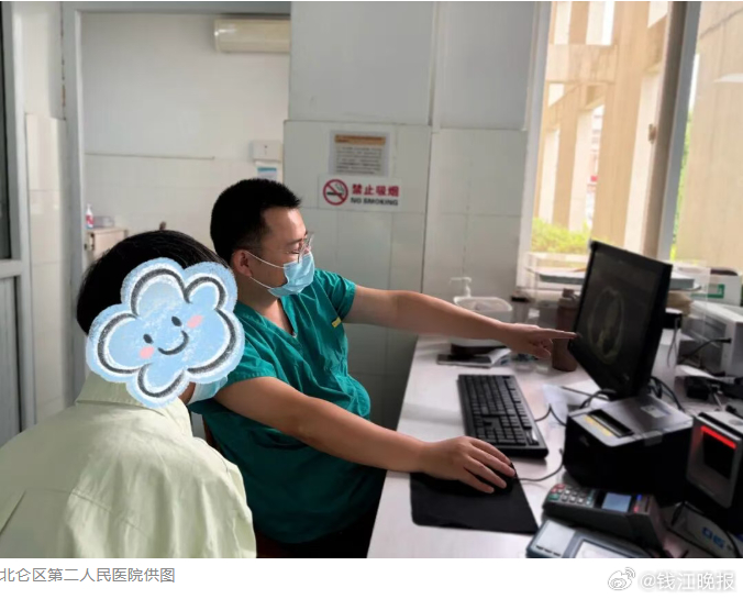 #女子不抽烟不咳嗽却患肺癌#【不抽烟不咳嗽却确诊肺癌，42岁女子愣住：我只是声音