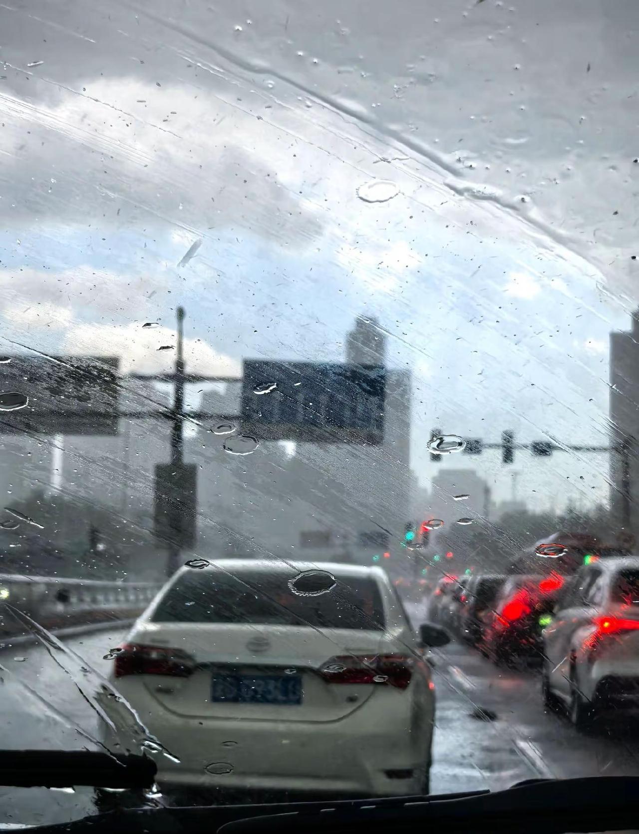 天气预报还能信吗？报的晴天☀去哪儿了呢。这是把北京的雨带到天津了？进市区就电闪雷