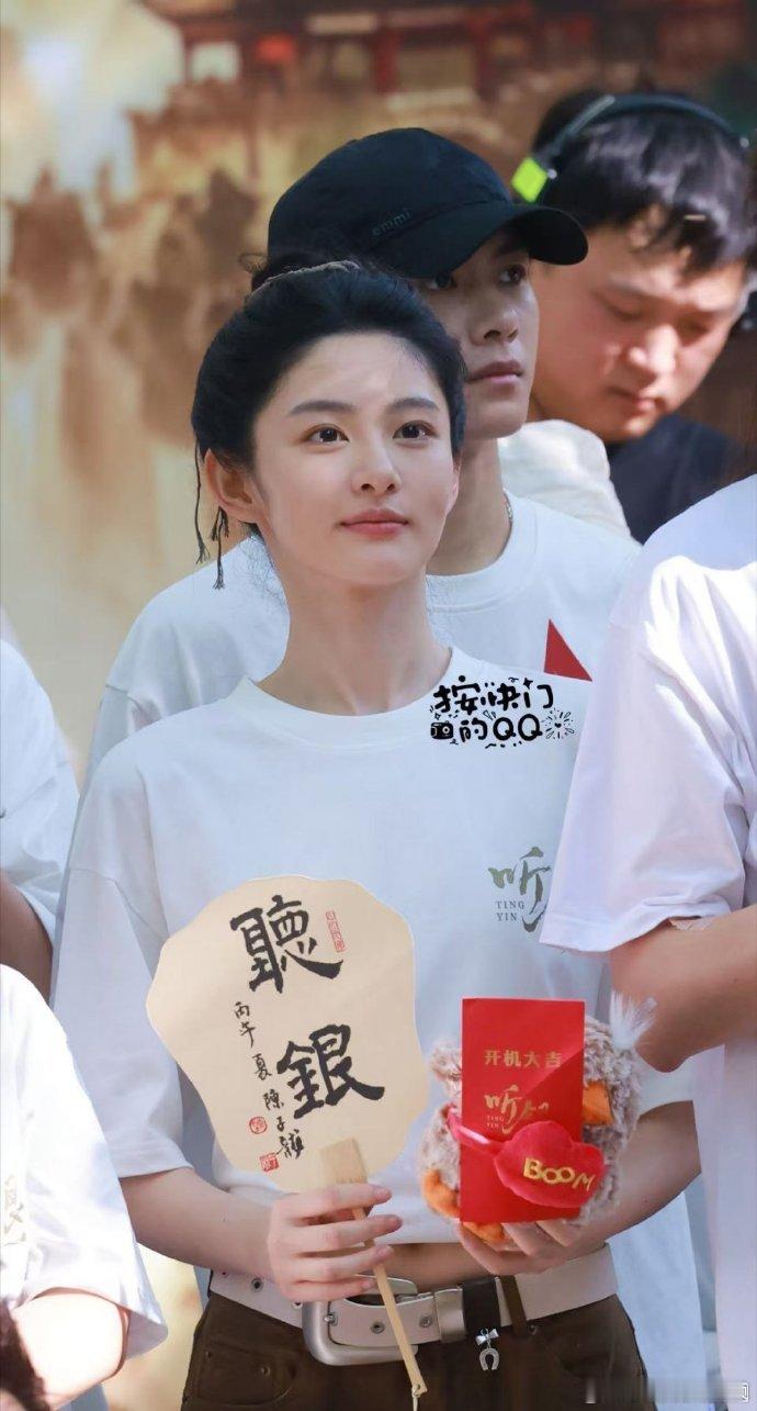 赵晴开机越素越美赵晴开机越素越美，像剥了壳的荔枝一样莹润，姐姐这状态演古装正好赵