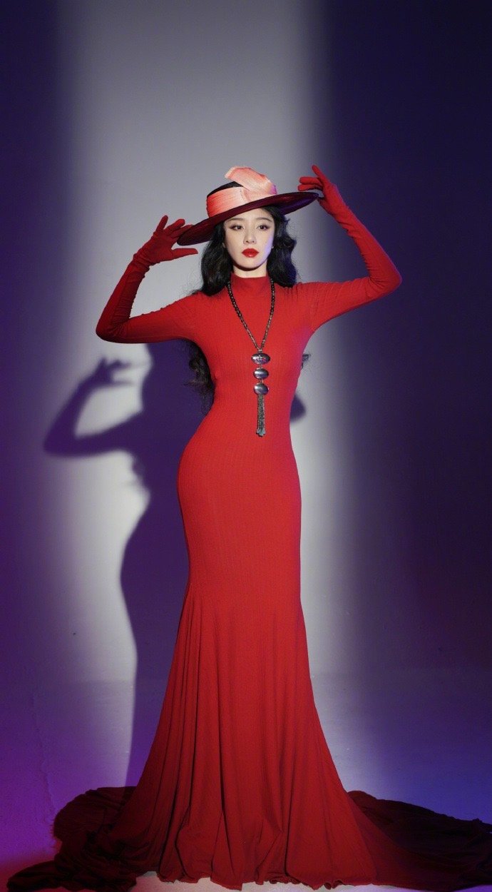 没认出来这是王鹤润 看王鹤润男人装杂志大片时没第一时间认出来，她穿白衬衫的时候像