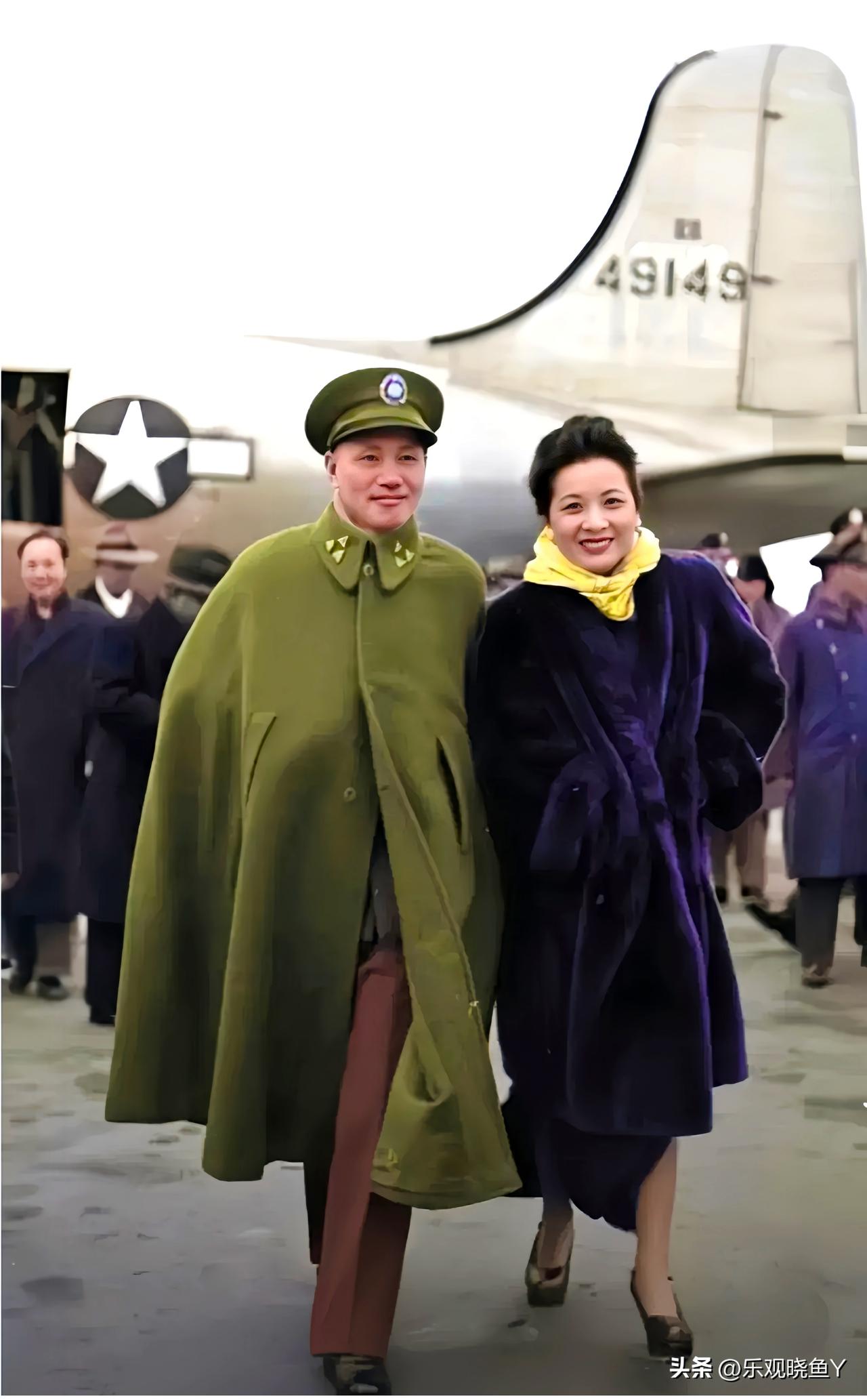 一九四七年，乘坐专机抵达延安机场的蒋中正和宋美龄。这而非演戏，也并非电视里的演员