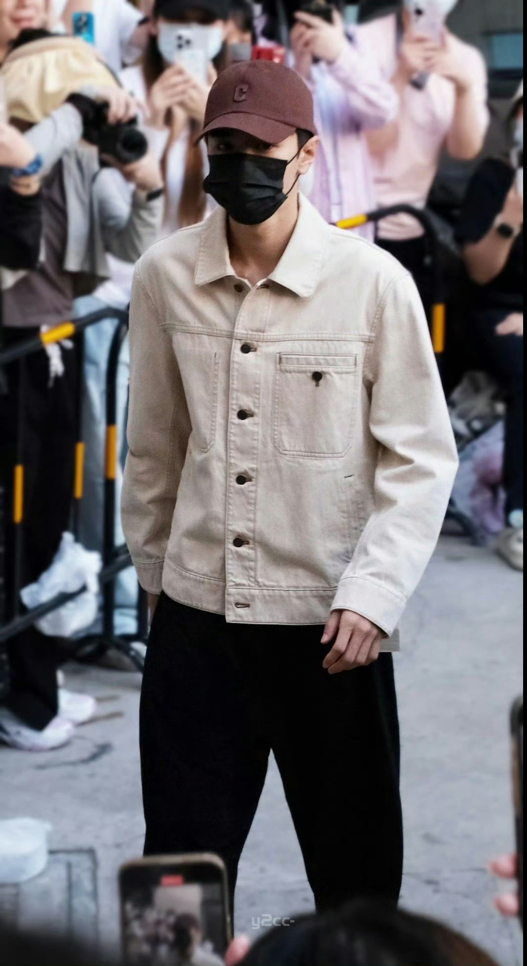 #陈哲远米色牛仔外套#陈哲远《一笑随歌》进妆路透🈶！陈哲远头戴棕色棒球帽，身穿
