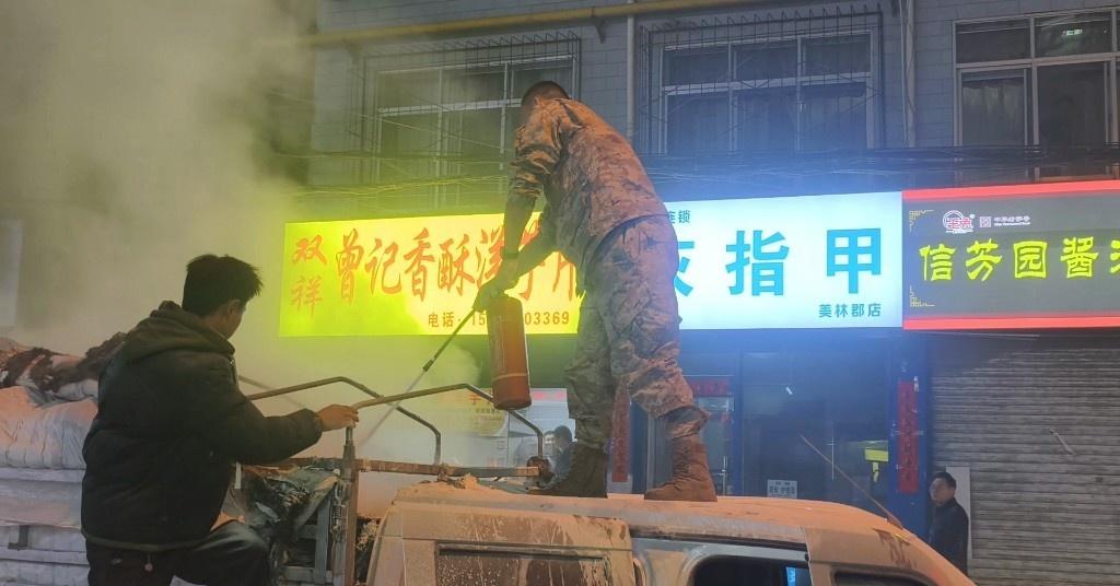 3 月 12 日晚，兰州七里河区一货车突发火情，浓烟四起、险情在即。同城热点创作