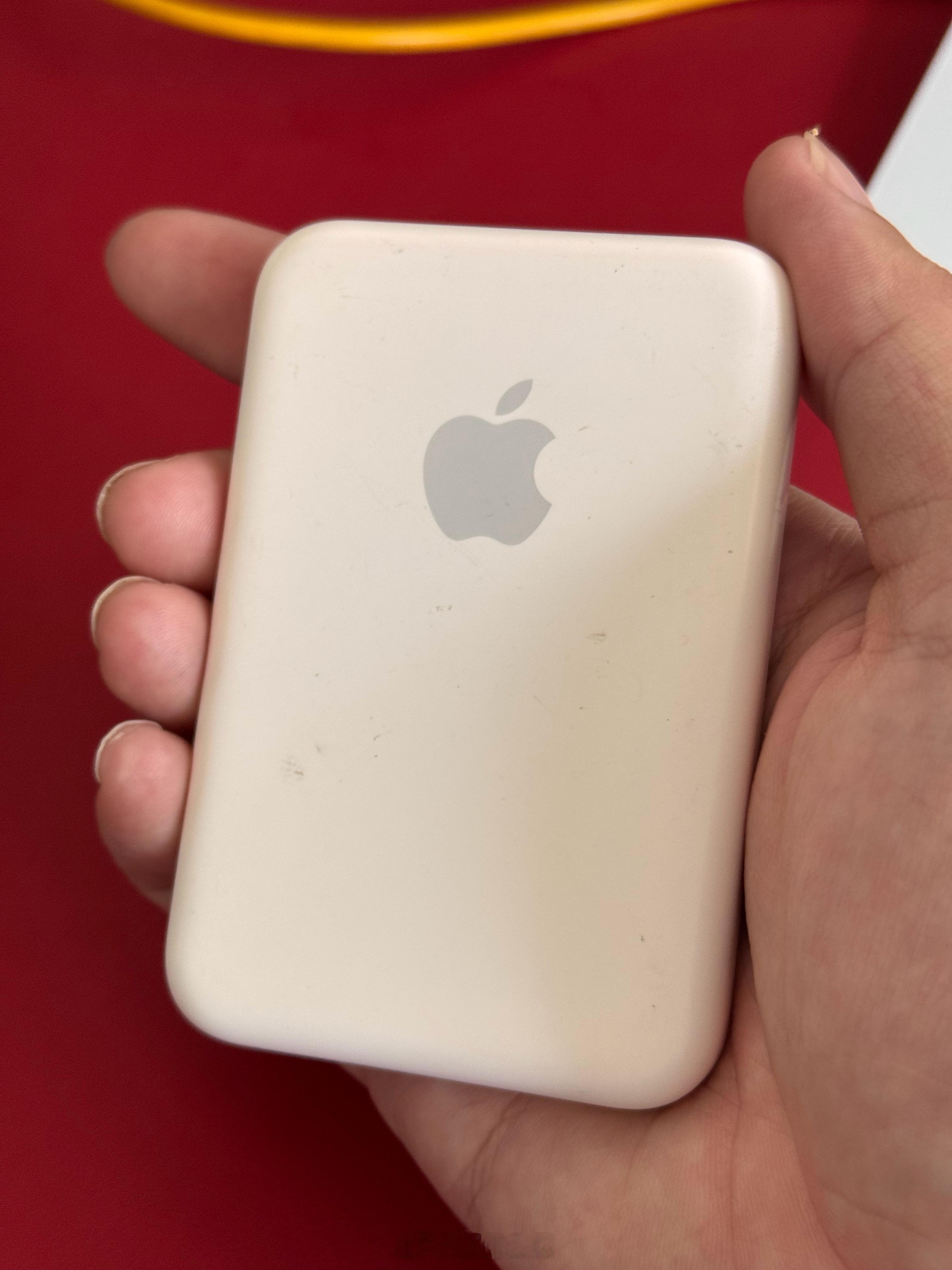我这有块祖传的苹果 MagSafe 外接电池，没3C认证以后上不了飞机了[二哈]