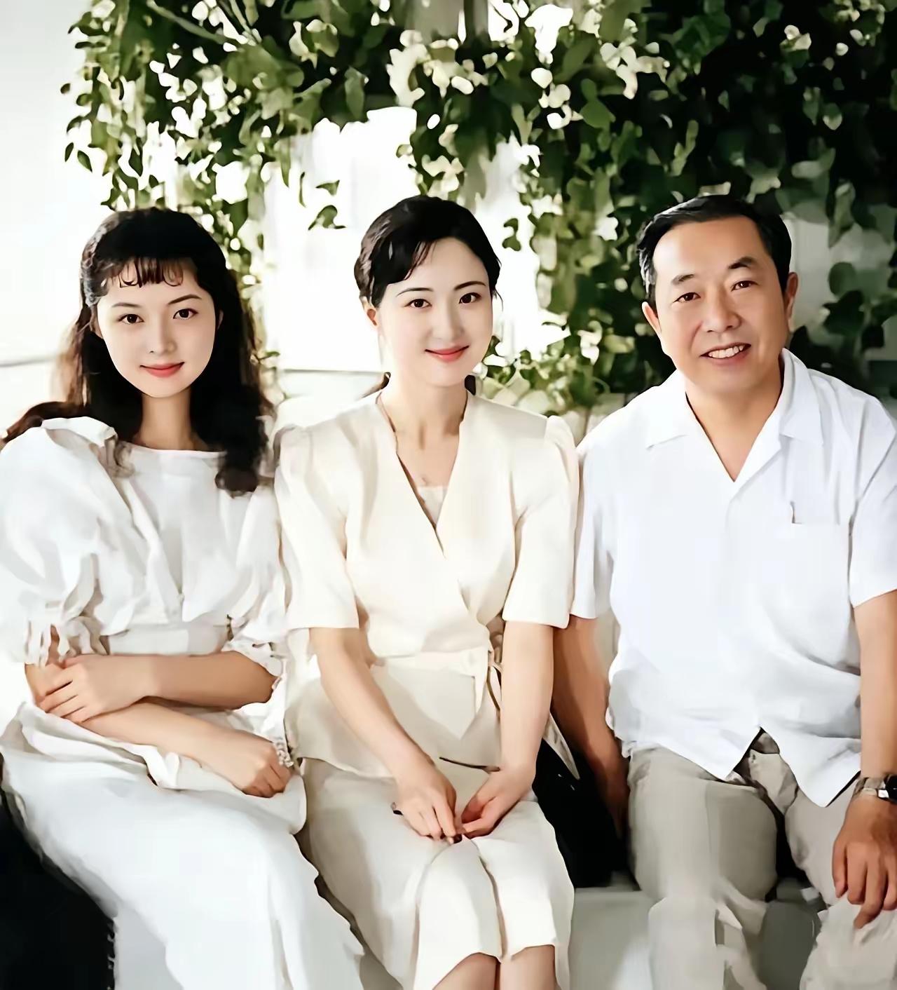 中间那位多愁善感的是陈晓旭，右边的则是导演王扶林，只是不知左边那位气质非凡的女演