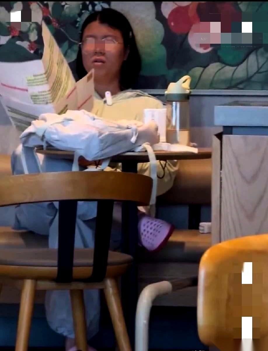 谁敢信啊，在星巴克里打伞？
对，你没听错，就在咖啡厅里，撑着把大伞把自己罩得严严