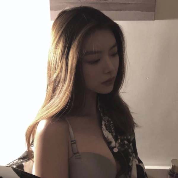 “   我爱过这样一个人 他给不了我未来 给不了我时间 更给不了我安全感 他唯独