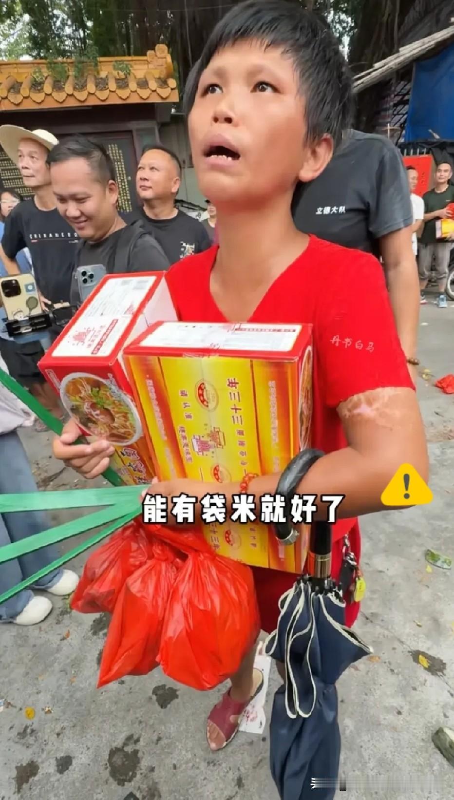 这两天，潮汕施孤现场发生了一件让人心酸又暖心的事。   现场一红衣女子模样可怜，