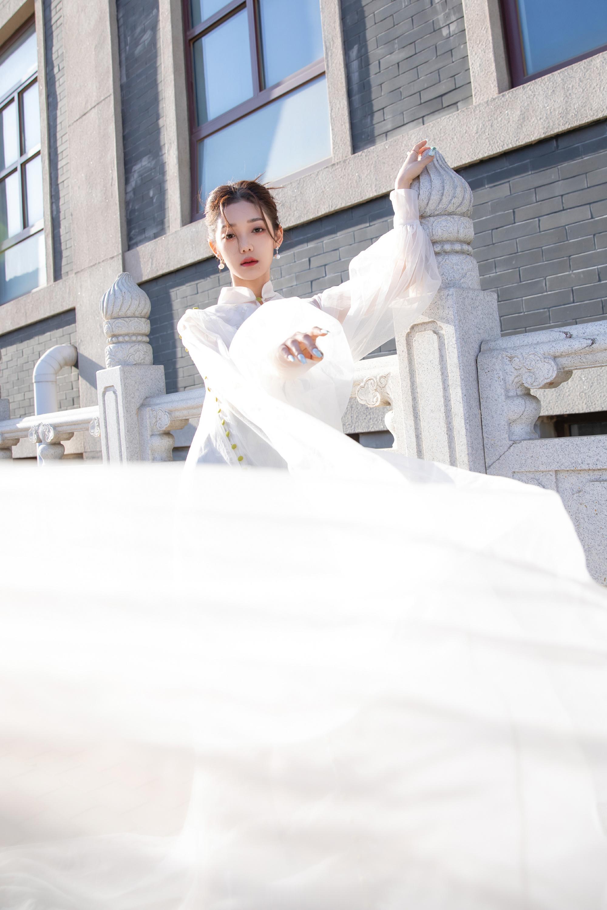 希林娜依高仙气穿搭写真 