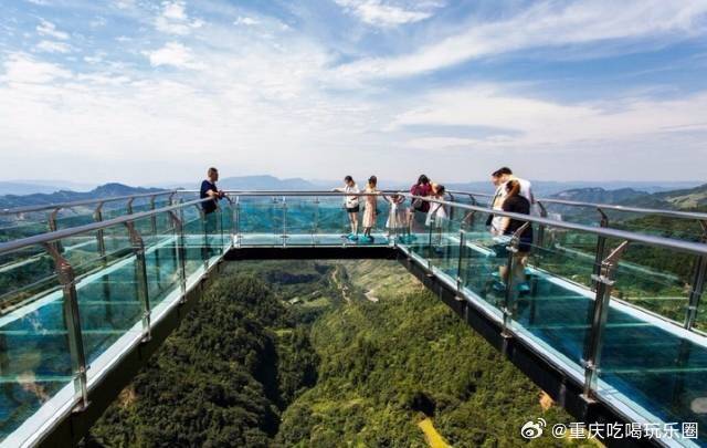 重庆“第一天空悬廊”位于重庆万盛的一个主题公园内，已经创下吉尼斯世界纪录，成为目