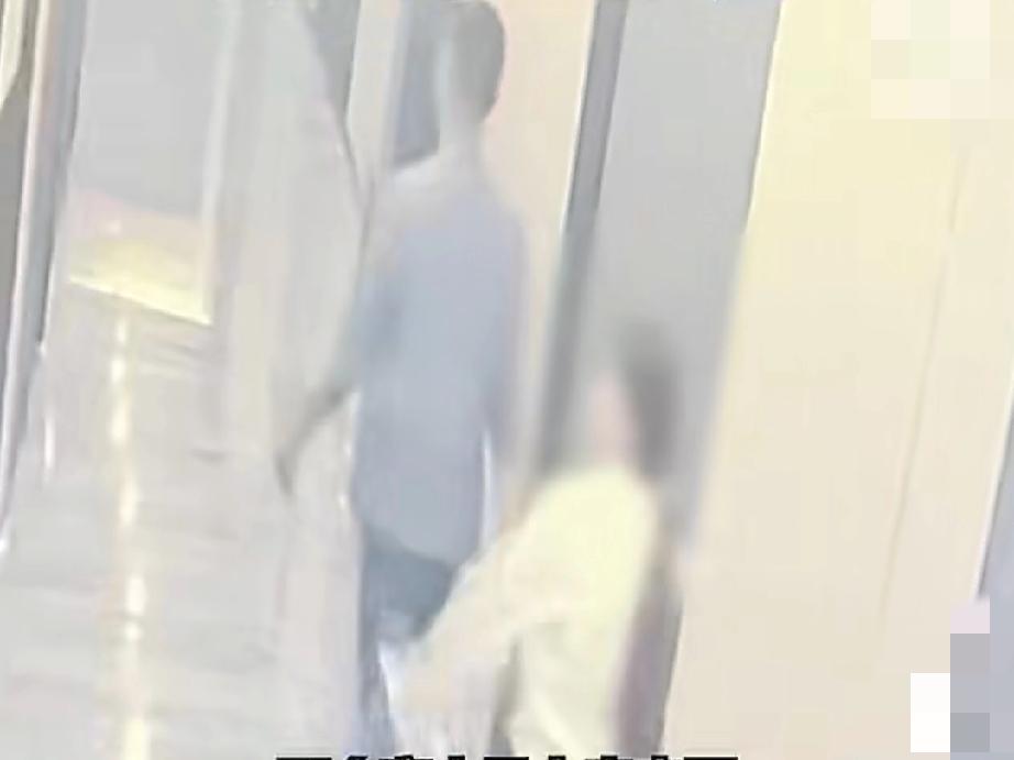 酒店前台带陌生男子闯女生房间！两人没穿裤子被吓懵，事后酒店态度更气人！
 
四川