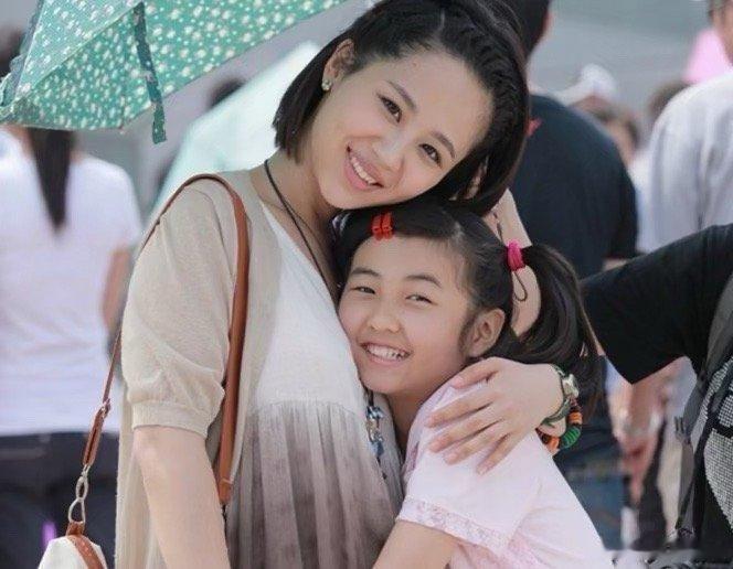 杨紫和张子枫的合照，一个19岁一个10岁，没想到两个人小时候是真的像 
