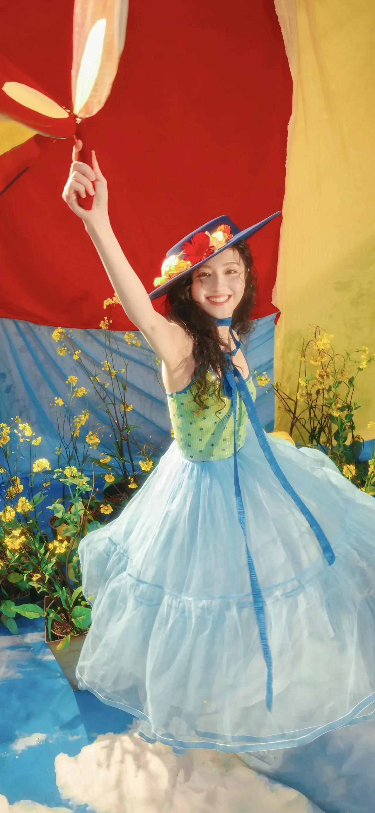 美女壁纸～李兰迪，与蝴蝶撞个满怀，赴一场春日的浪漫之约。蓝纱裙轻扬，黄花簇拥，把