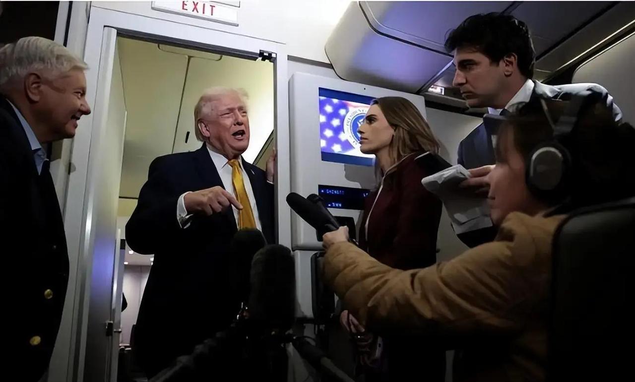 48小时内，起码12架C-17扎堆降在英国两个基地，还有AC-130跟着到场，这