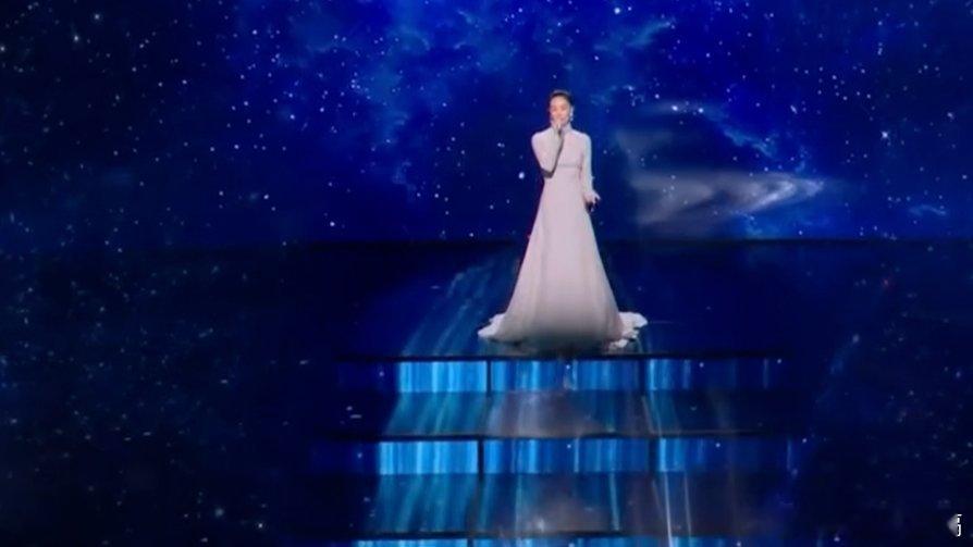 凤凰新闻【网友：我能说么，今年王菲真的一般】2月14日，“王菲现身春晚彩排”的话